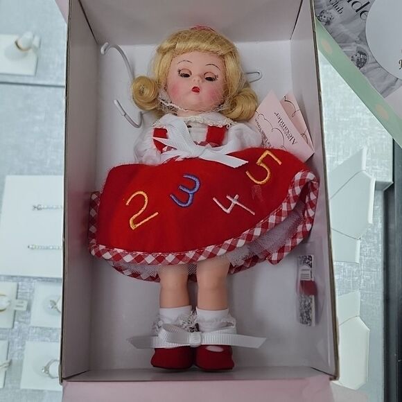 Madame Alexander Cassidy Lee's First Day 2005 Collectors doll - Picture 1 of 3